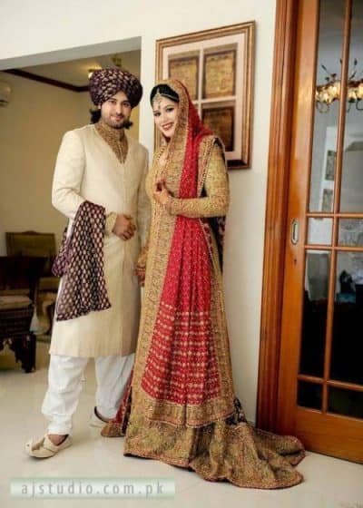 Photo of Just married, the couple in coordinated outfits in shades of pink  and white!